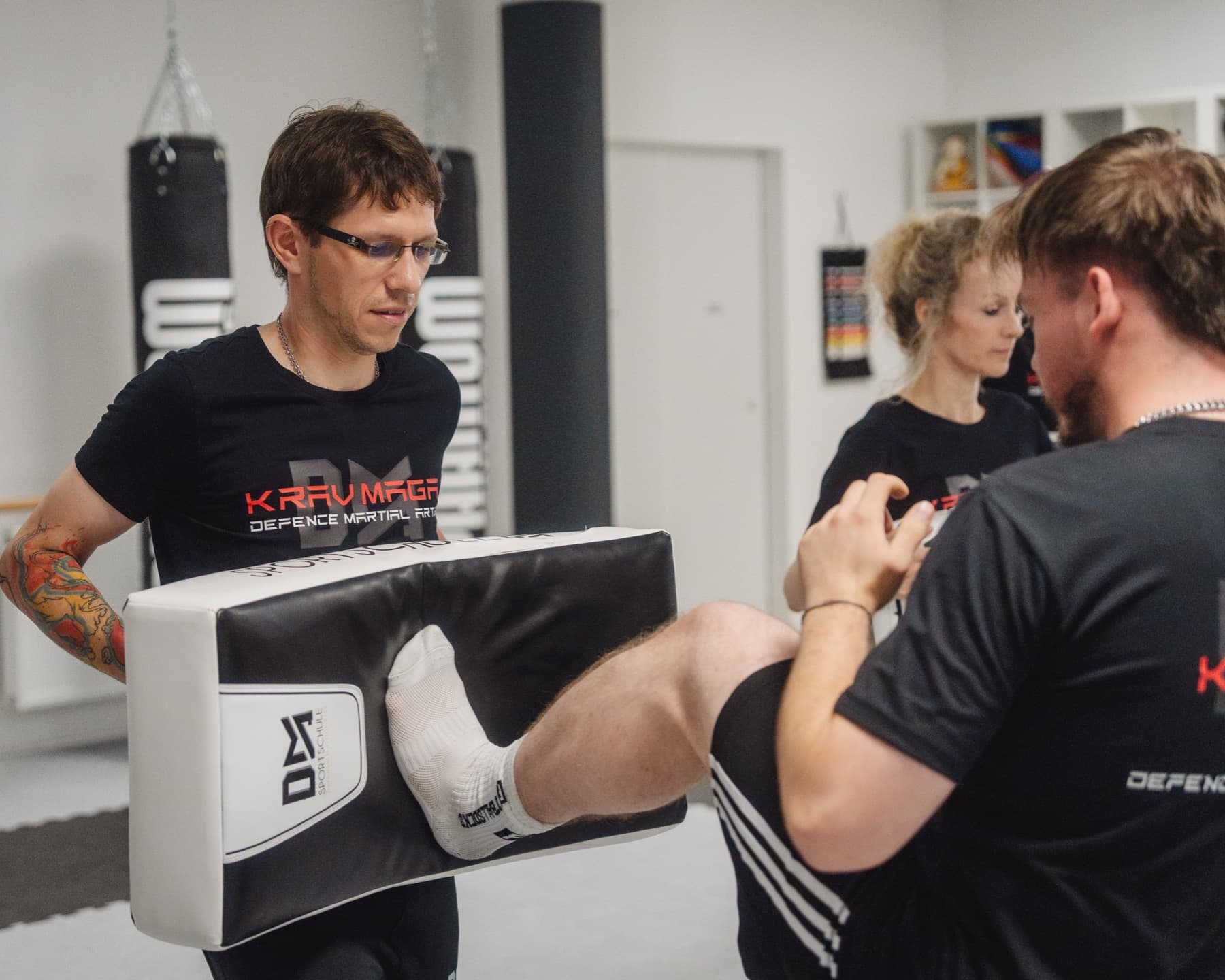 Fitness Kickboxen: Tritt auf das Kickschild des Trainingspartners