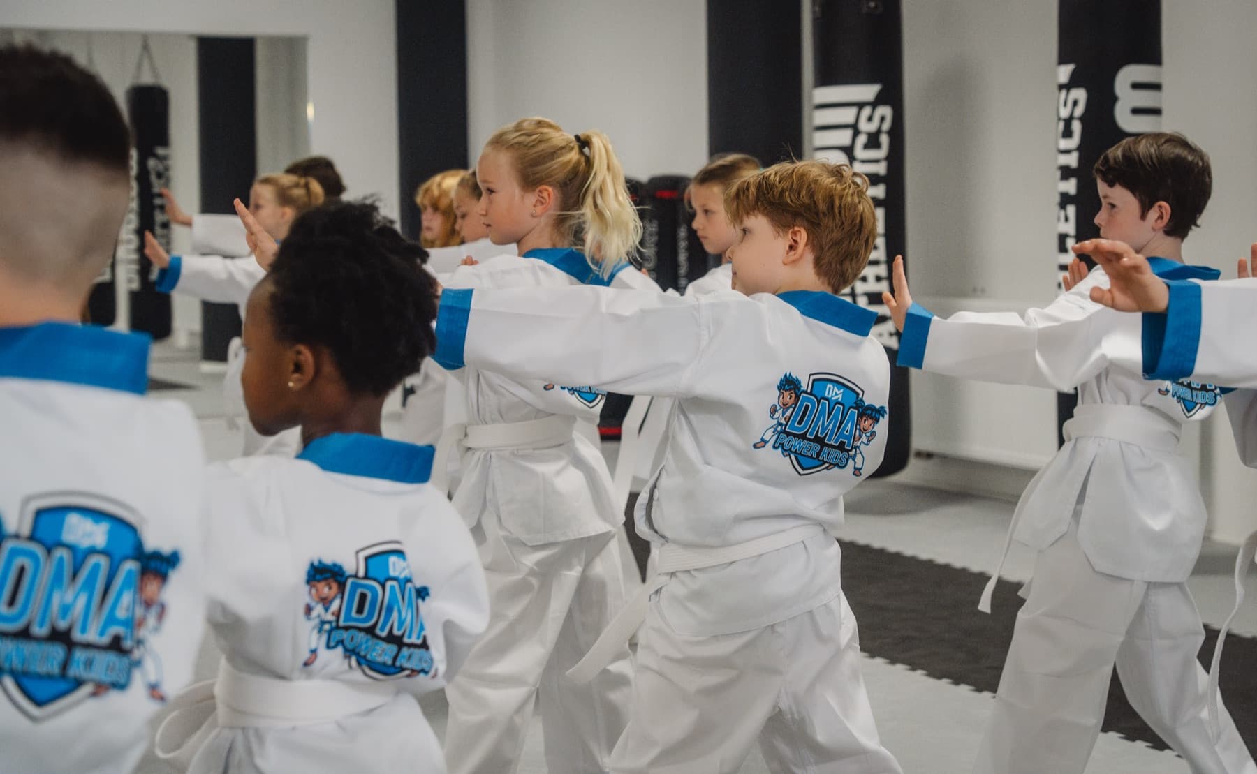 Power Kids üben gemeinsam eine Abwehrtechnik