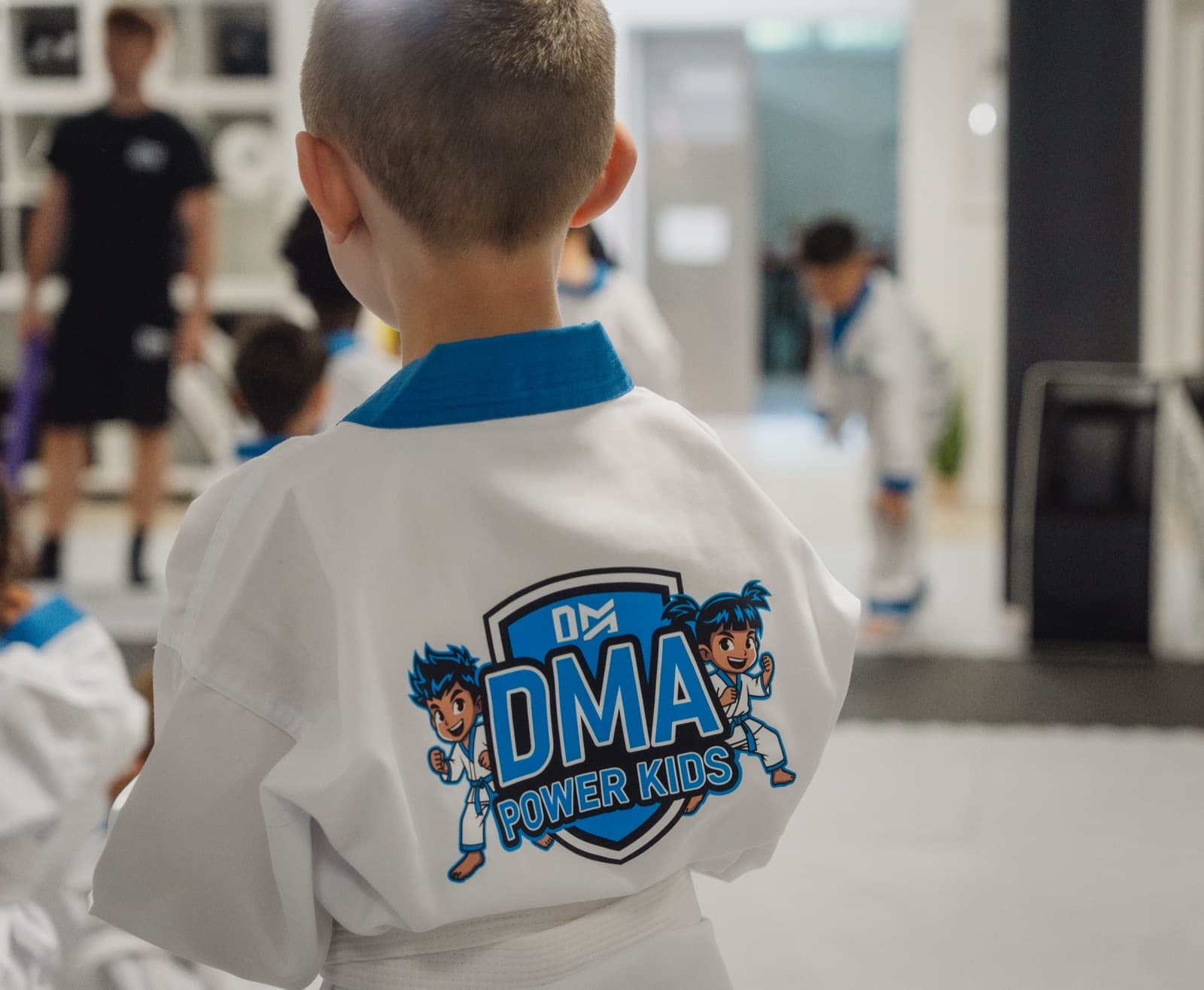 DMA Power Kids Logo auf dem Trainingsanzug