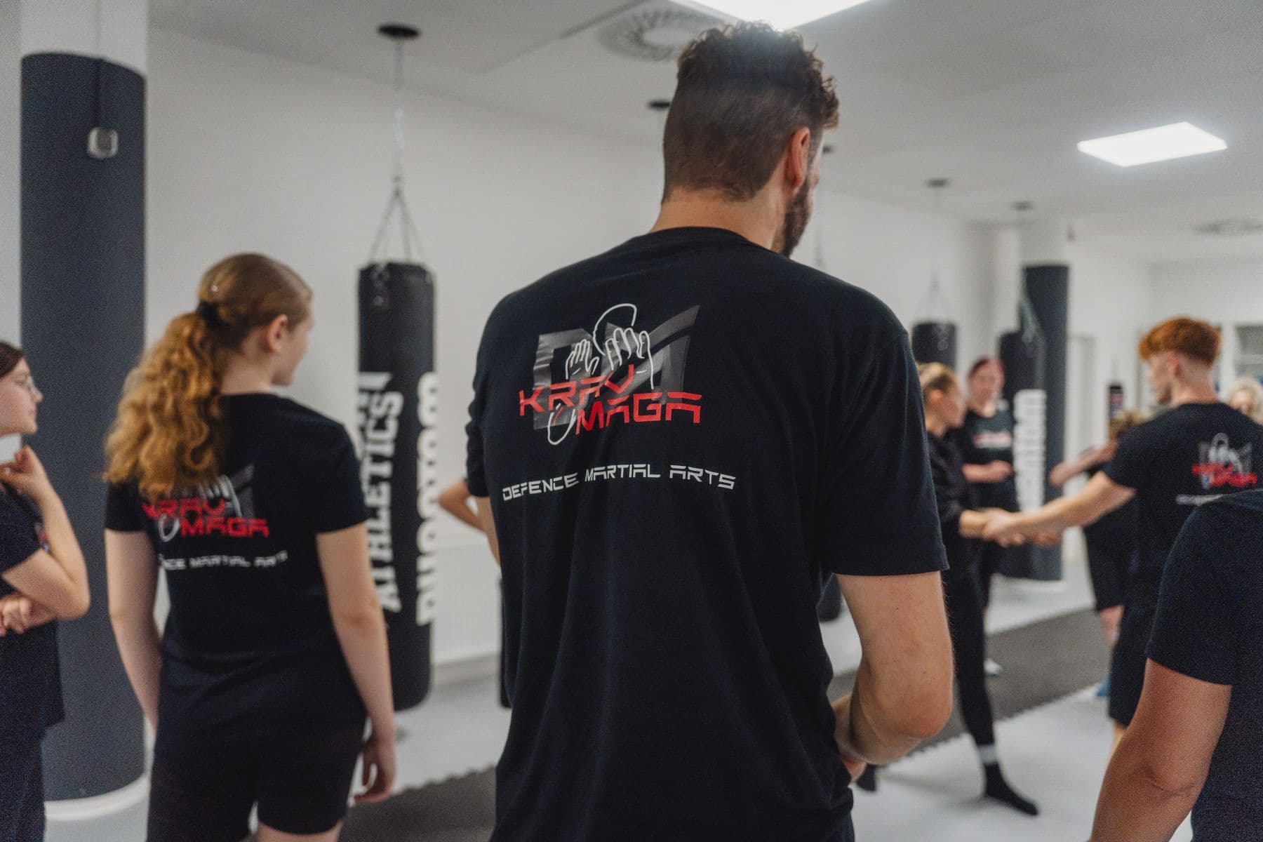 Der Trainer führt die Gruppe durch die nächste Übung