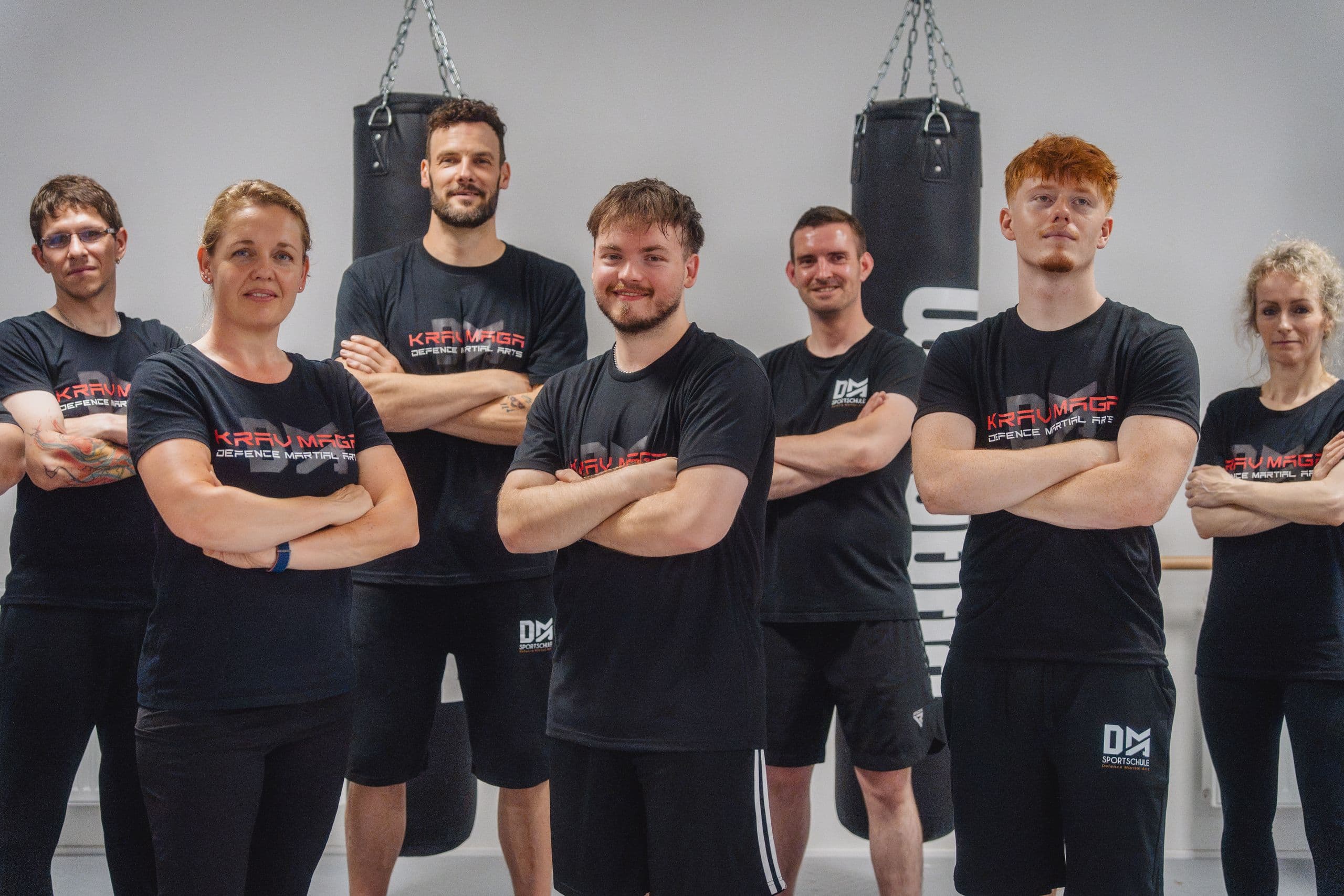 Die Trainingsgruppe steht selbstbewusst beisammen