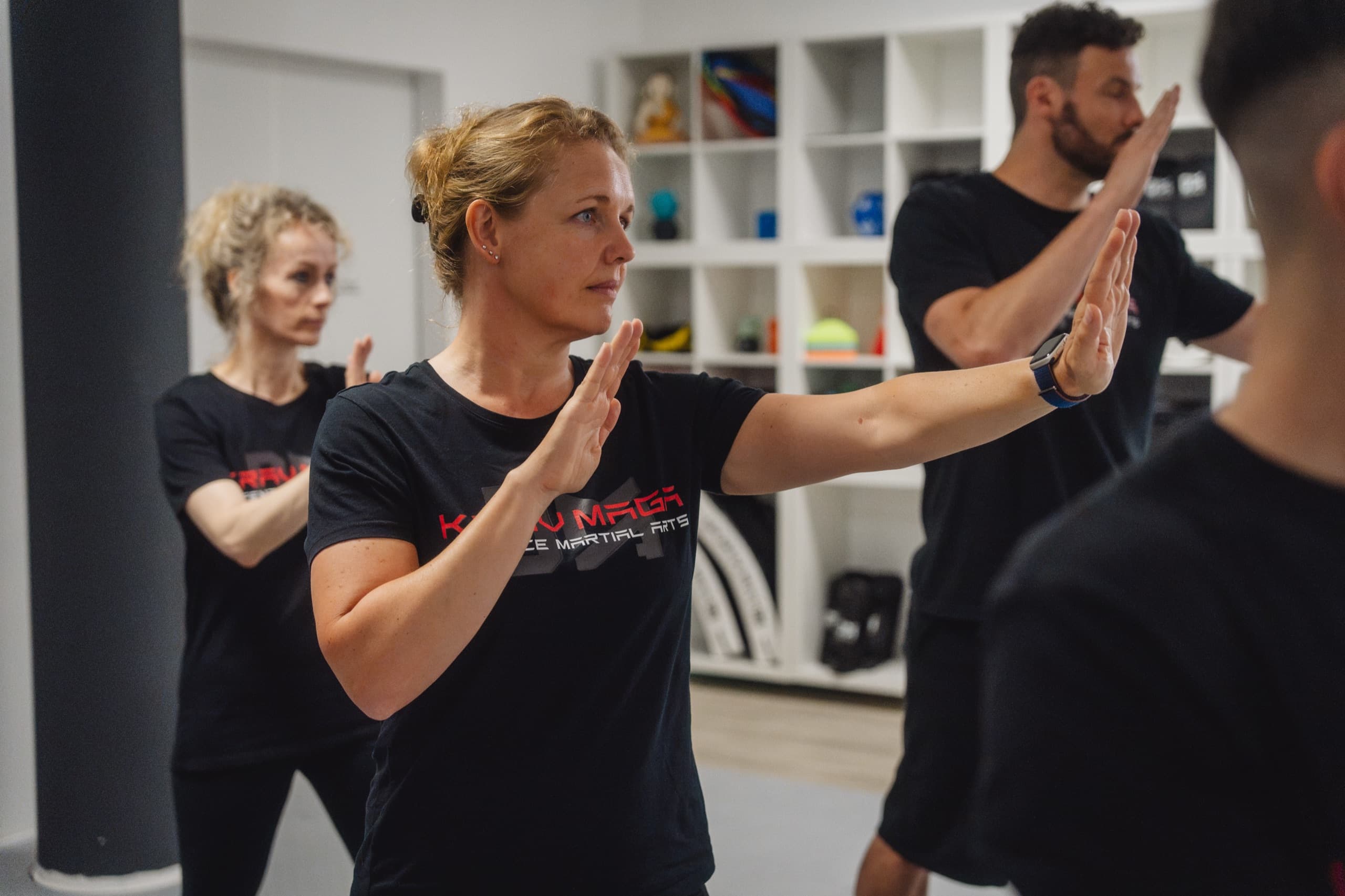 Frauen trainieren konzentriert in der Grundstellung