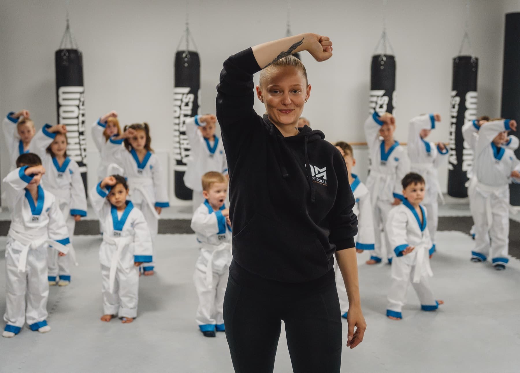 DMA-Trainerin mit einer Kindergruppe beim Training