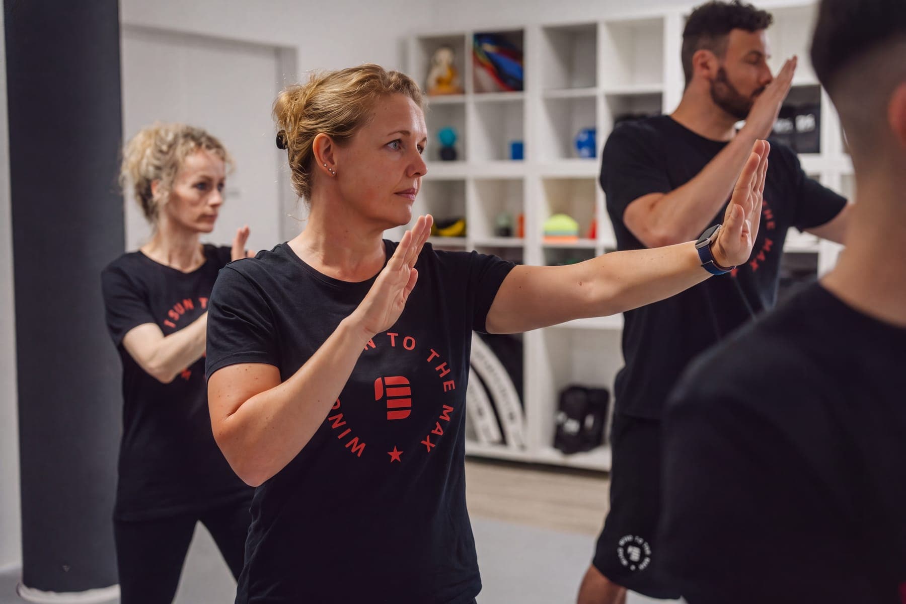 Erwachsene trainieren die WingTsun-Handposition in der Reihe